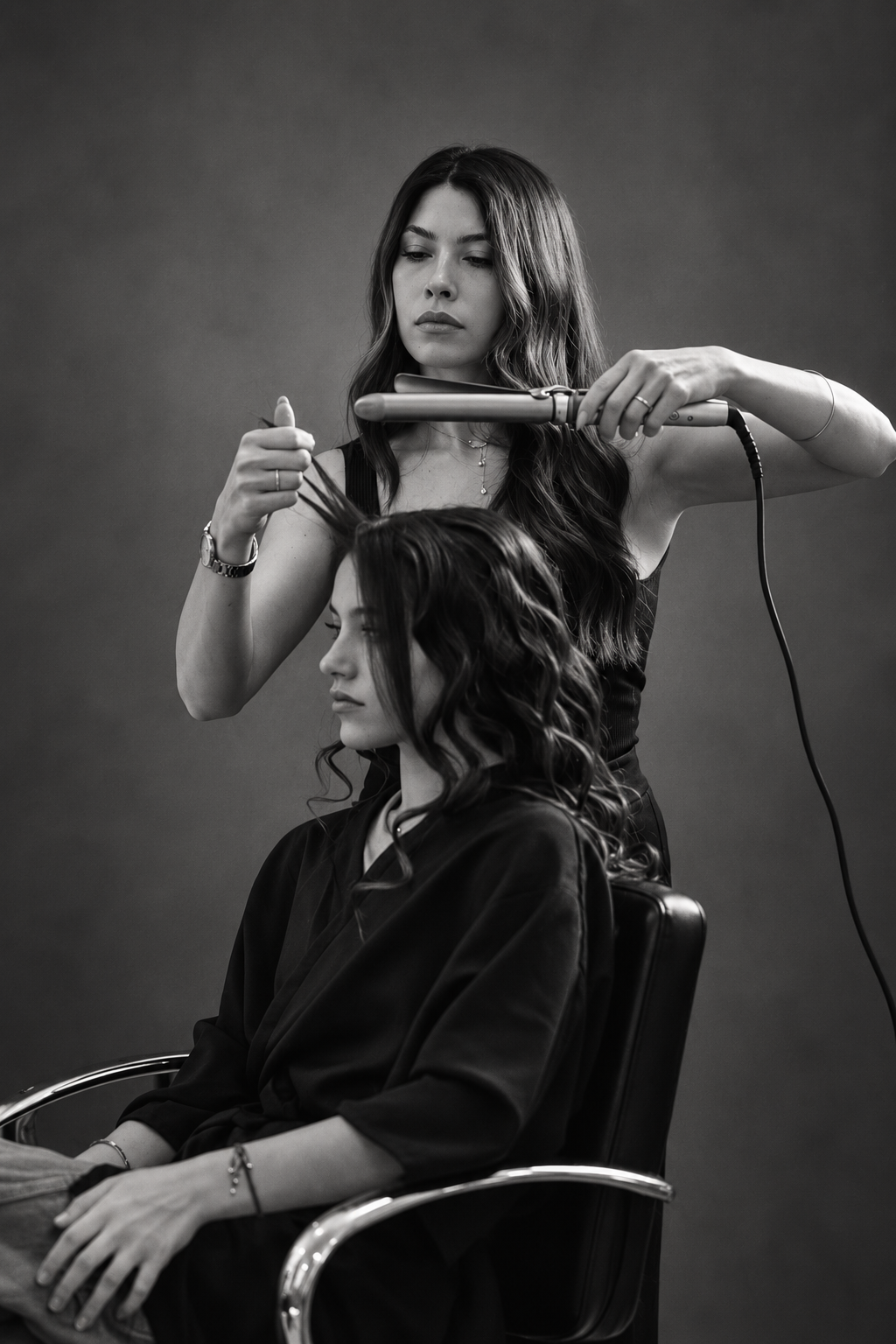 Peluquera dividiendo el cabello en secciones
